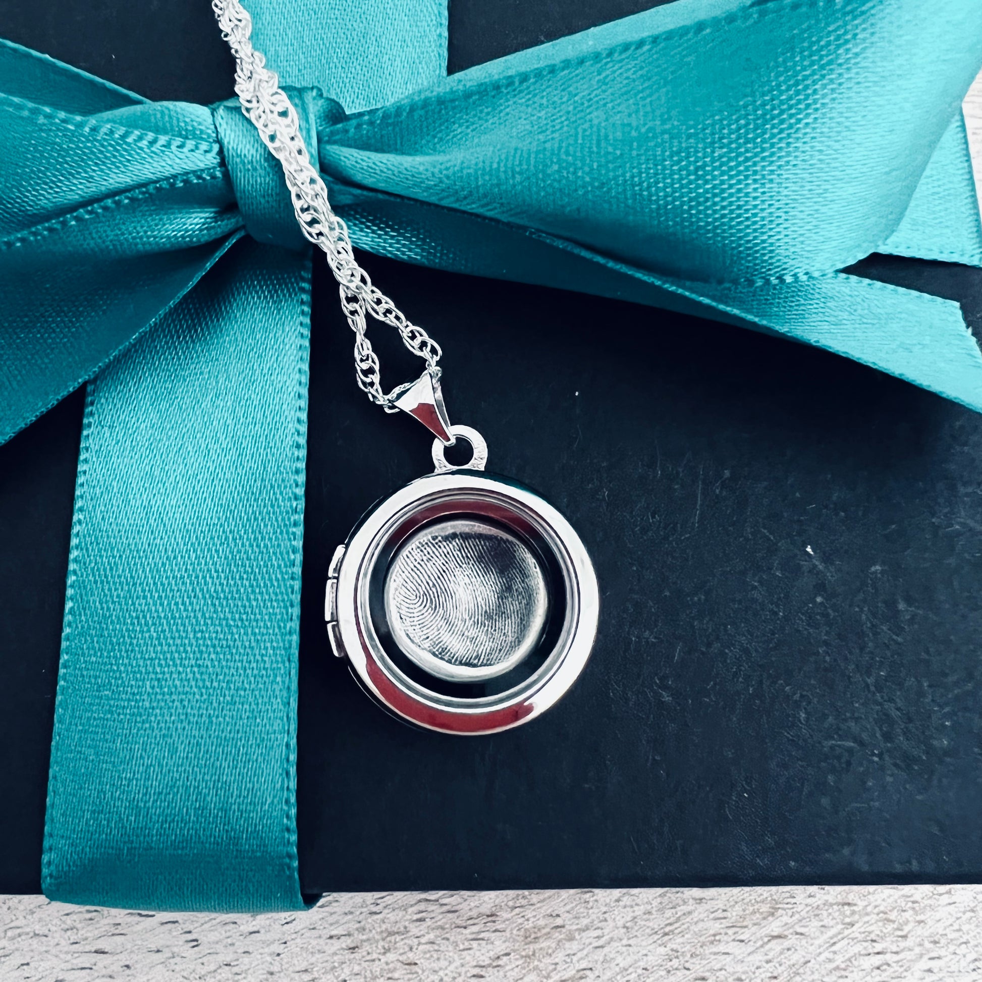 Fingerprint Locket (Circle) - Silver Magpie Fingerprint Jewellery